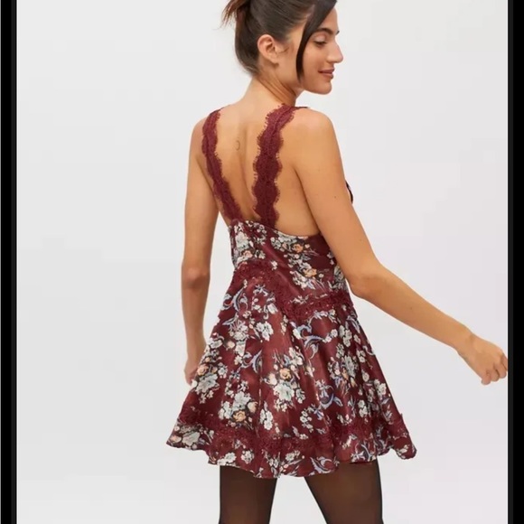 URBAN OUTFITTERS Tiffany Lace Mini Dress Burgundy Size XS‎ NWT - Picture 2 of 7
